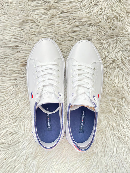 Tenis Tommy Hilfiger Original de Mujer en color blanco con banda en color azul marino blanco y rojo con letras Hilfiger