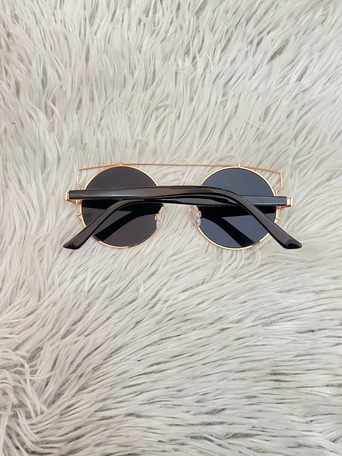 Lentes Fashion Nova original con montura de color dorado y negro y cristal de color azul