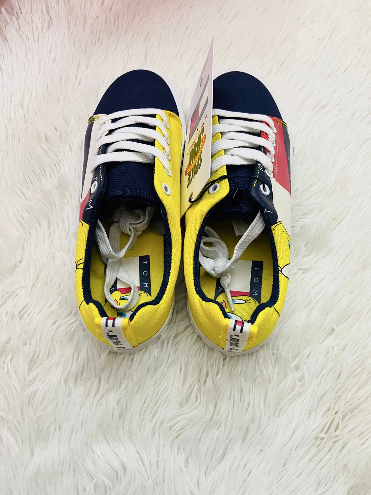 Tenis Tommy Hilfiger original con parte del frente en color negros lado de adentro en amarillo y a los lados con logo TOMMY letras JEANS en blanco y diseño de PIOLIN