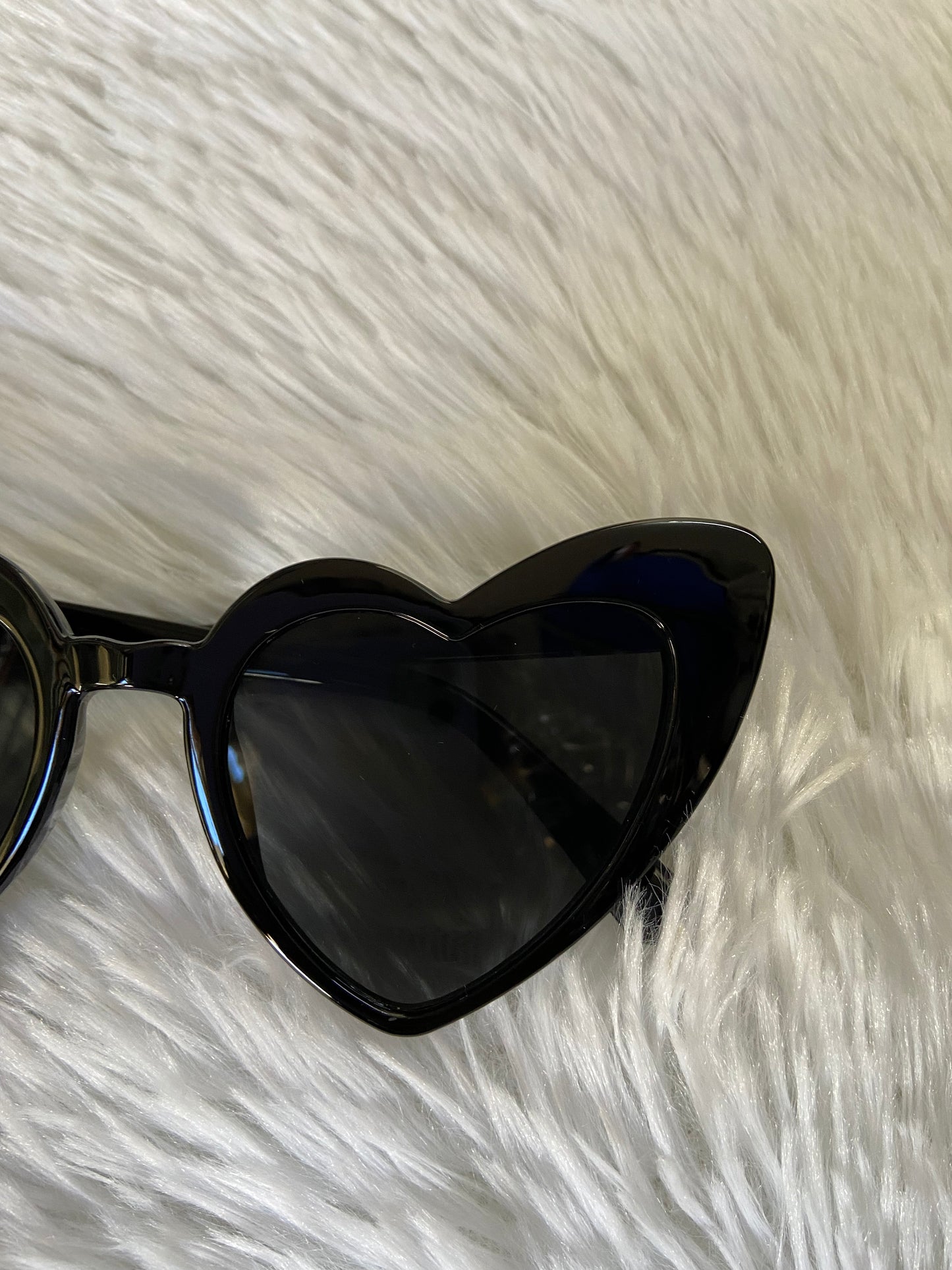 Lentes negros en forma de corazón