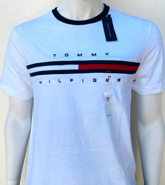 T-shirt Tommy Hilfiger original blanco con bandera logotipo de la marca pequeña en frente y cuello en color azul marino.