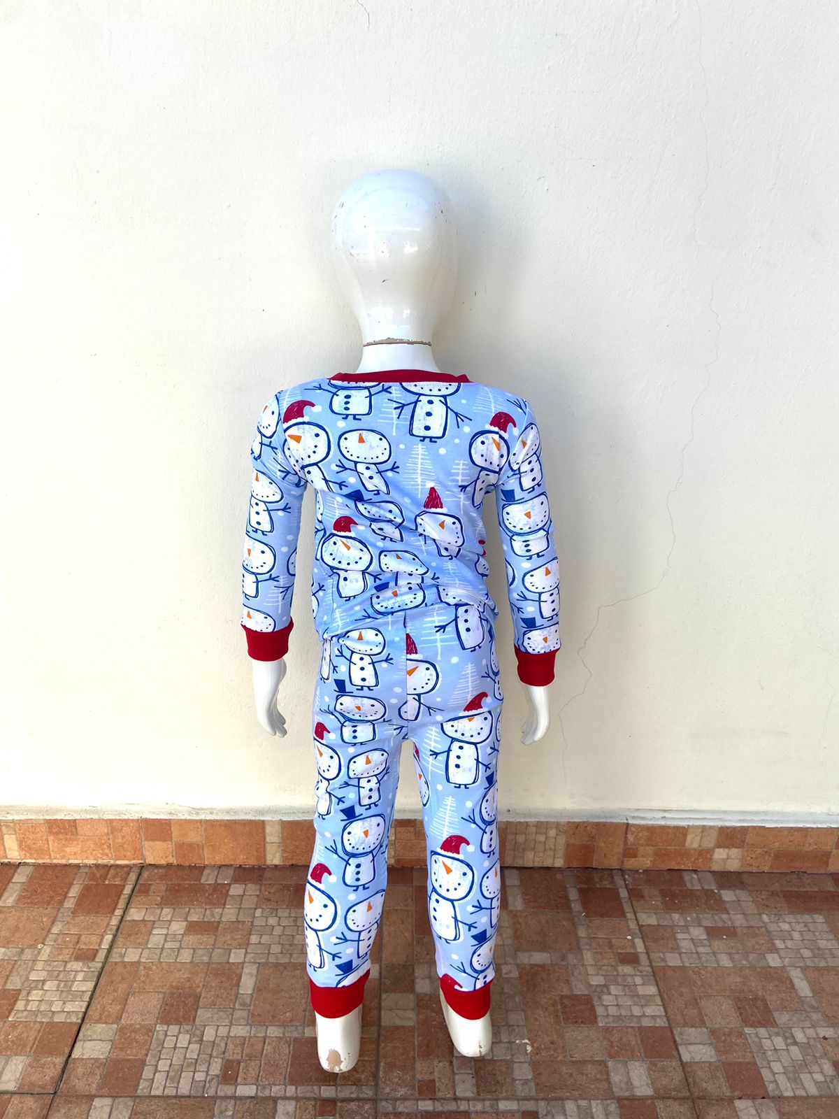 Conjunto/ Pijama Navidad The children’s Place original azul con estampado de muñecos de nieve y acabado en rojo.