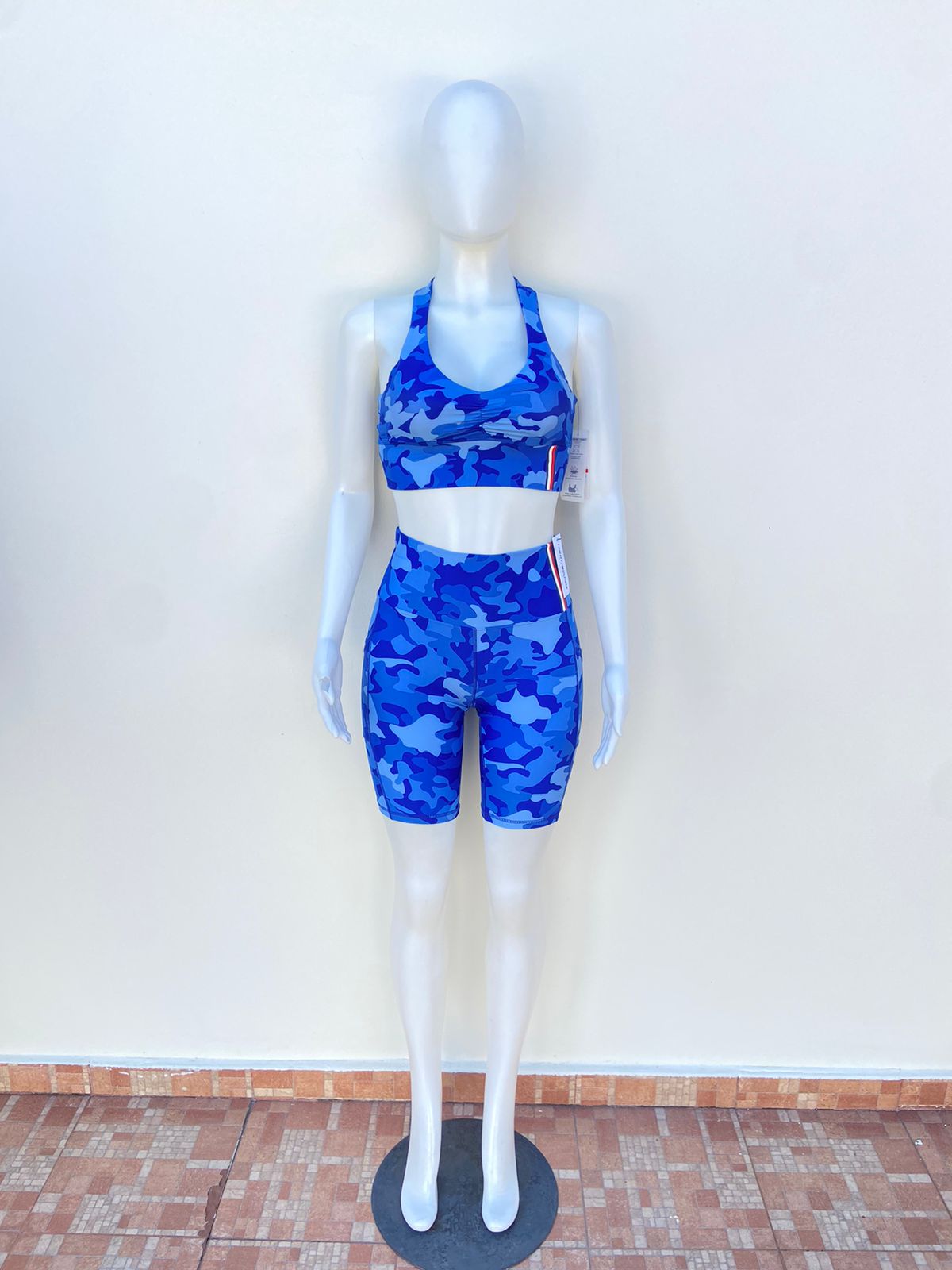 Conjunto Tommy Hilfiger original azul con estilo militar con raya roja blanca y azul marino a un lado en el top y legging pequeño bolsillo a los lados