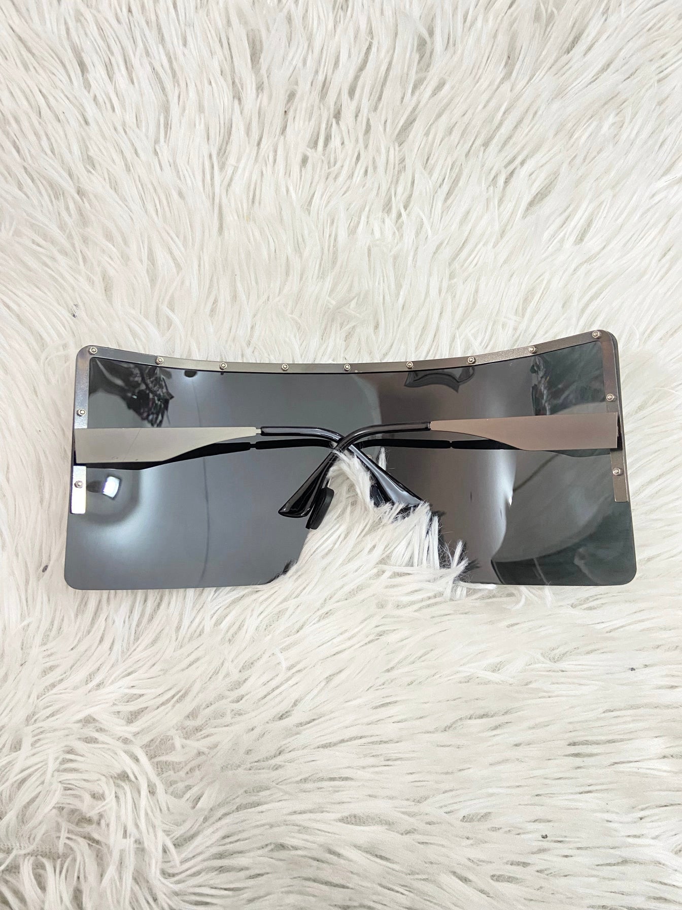 Lentes Fashion Nova original de color negro cuadrado con diseño de pequeñas piedras plateadas alrededor, UV400 PROTECCIÓN.