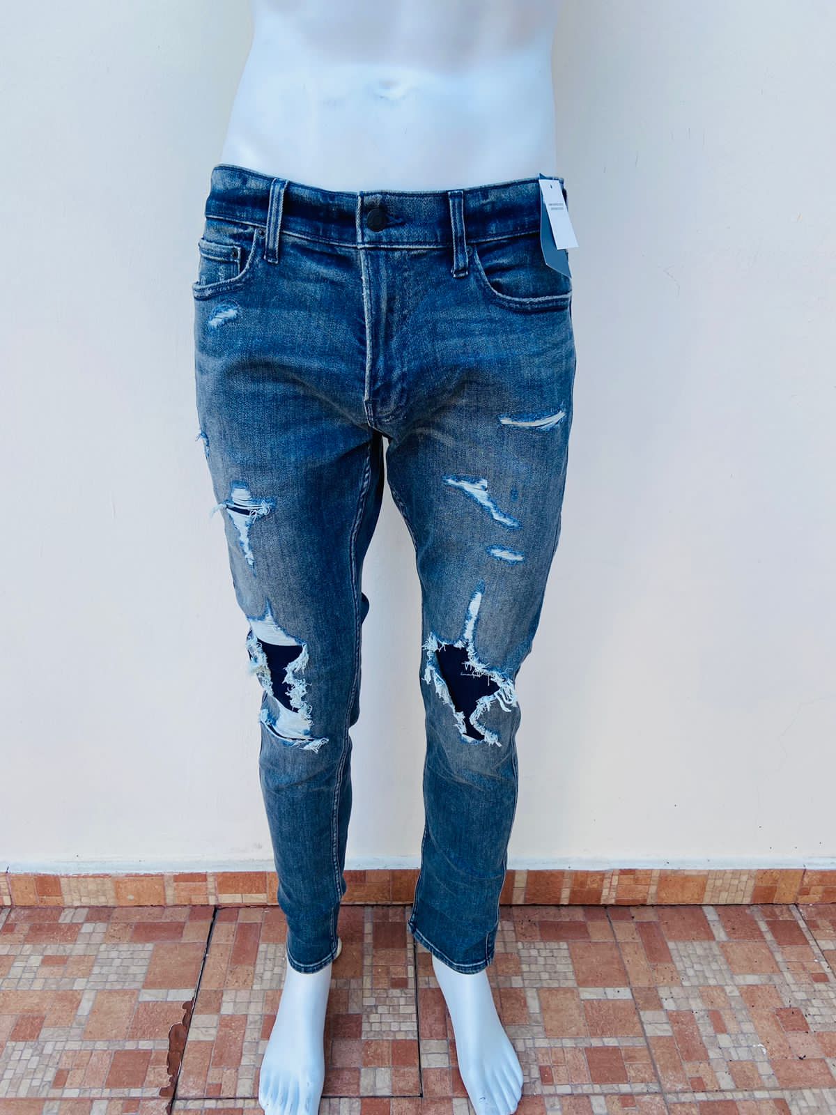 Pantalon Hollister original azul poco degradado con rasgado tapados AD
