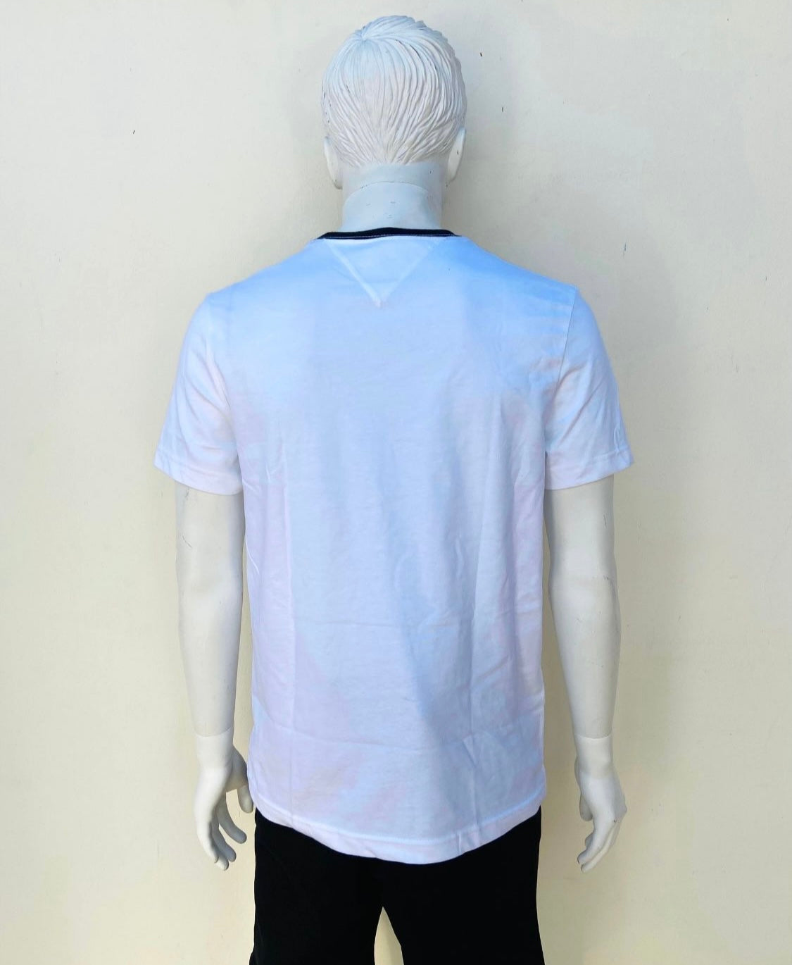 T-shirt Tommy Hilfiger original blanco con bandera logotipo de la marca pequeña en frente y cuello en color azul marino.