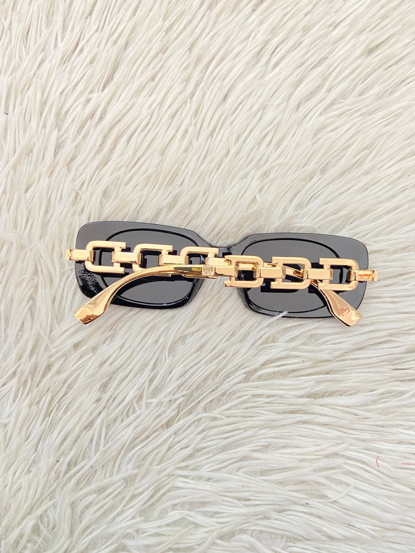 Lentes Fashion Nova original negro pequeños con detalles dorado.