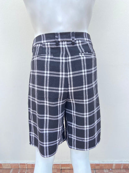 Bermuda, negra con estampado de cuadros en color blanca.
