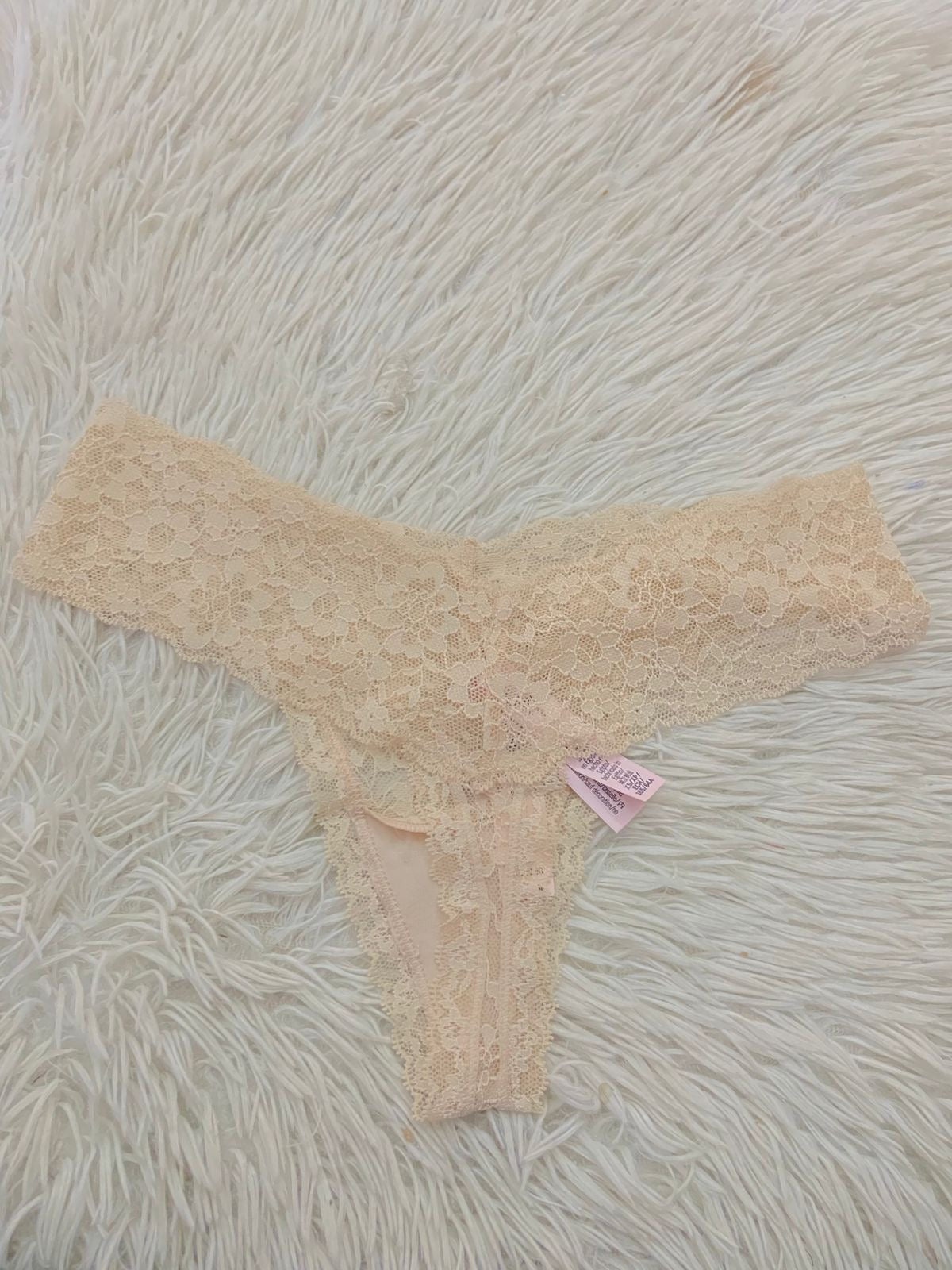 Panti Victoria’s Secret Original, crema en encaje, tanga.