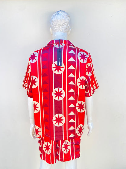 Conjunto, rojo con estampado de figuras en color crema, de Bermuda y camisa.