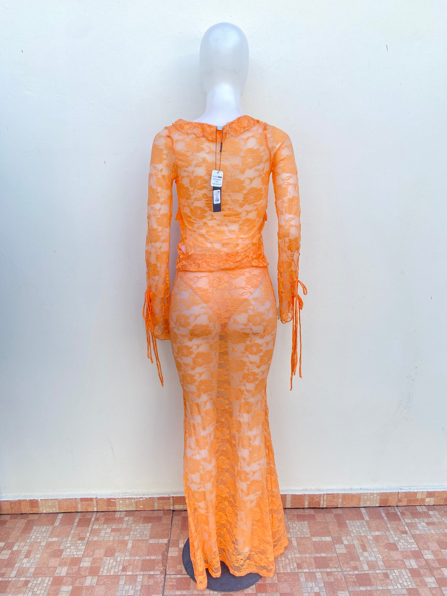 Conjunto Fashion Nova original naranja en encaje y lazos ajustables.