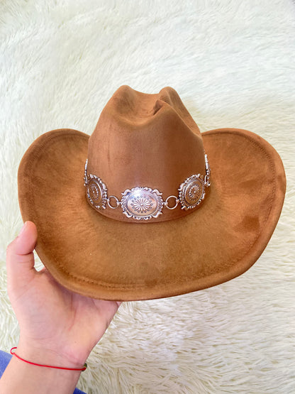 Sombrero, marron/caramelo con detalle de color plateado.