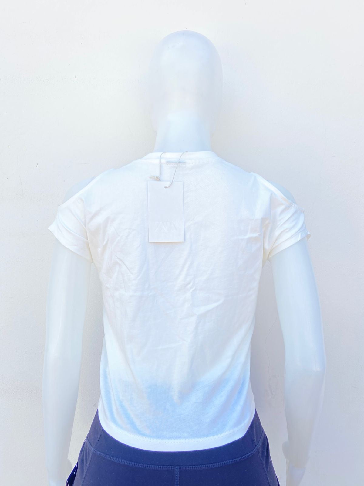 Top ZARA Original en color blanco con pequeñas estrellas y letra SOUTHSIDE PALM COAST en color plateado