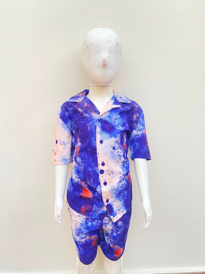 Conjunto, camisa y short en color azul con degradado blanco y marrón.