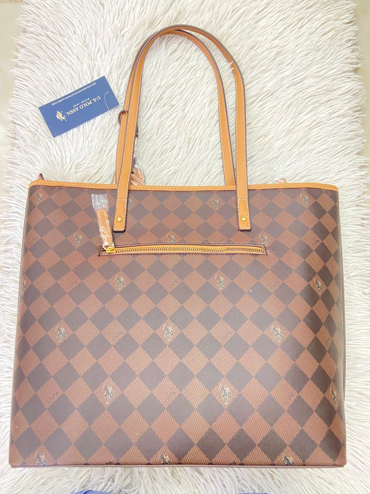 Cartera U.S POLO ASSN. Original en color marron placa de la marca al frente bolsillo atras y charms Adiccional con logotigo de la marca