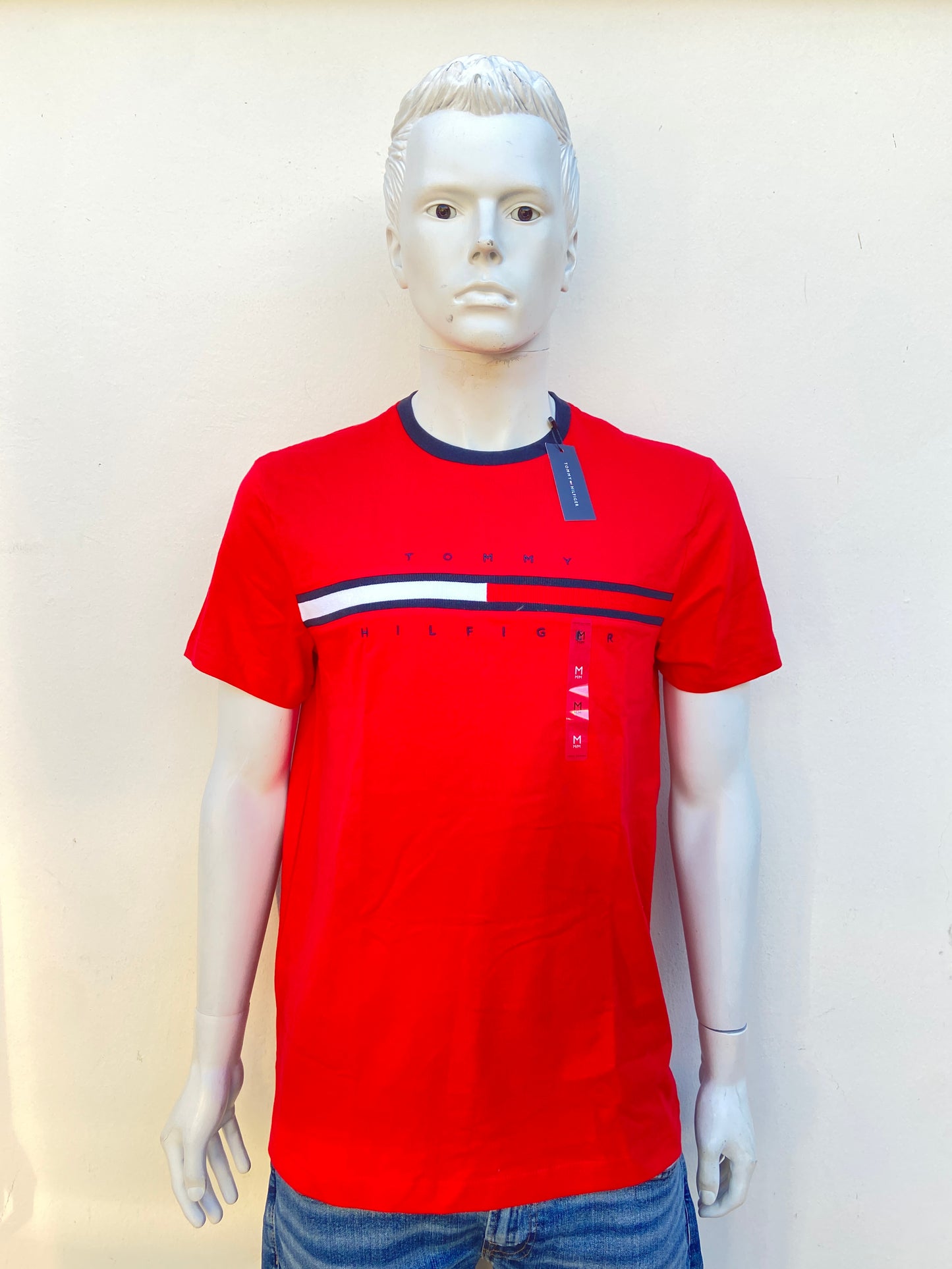 T-shirt Tommy Hilfiger original rojo con estampado de la marca en frente.