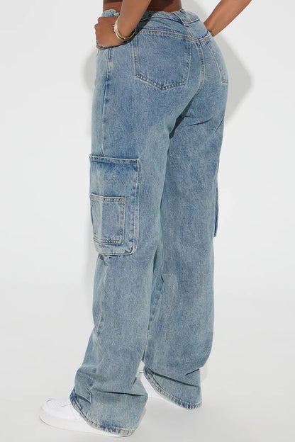 Pantalon, Jean azul claro estilo cargo y costura en hilo marrón.