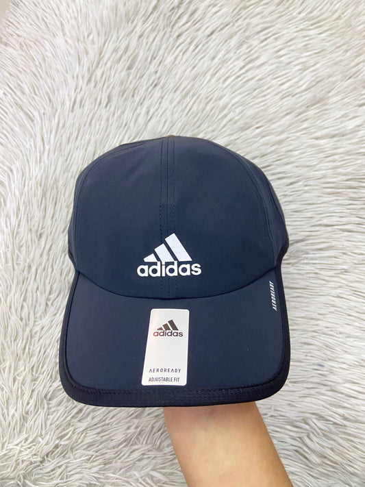 Gorra ADIDAS Original, en color azul marino con logotipo de la marca al frente en color blanco.