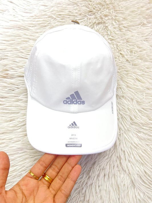 Gorra Adidas original, blanca con logotipo de la marca en color gris, para mujer.