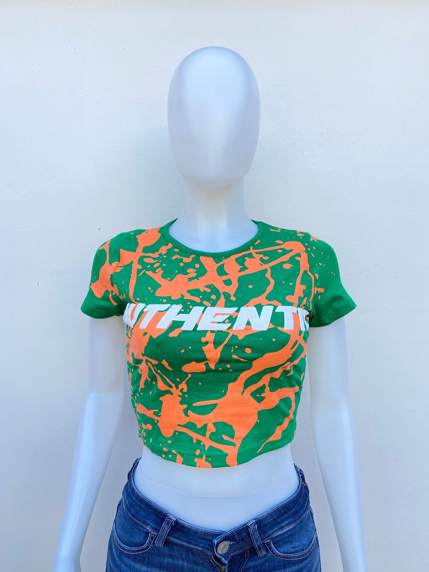 Top Fashion Nova original verde con estilo de pintura salpicada en naranja y letras AUTHENTIC ( auténtica )