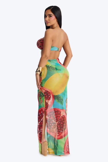 Conjunto/ Biquini, color rojo con verde y estampado de granada  más flor dorada en frente, strapless.