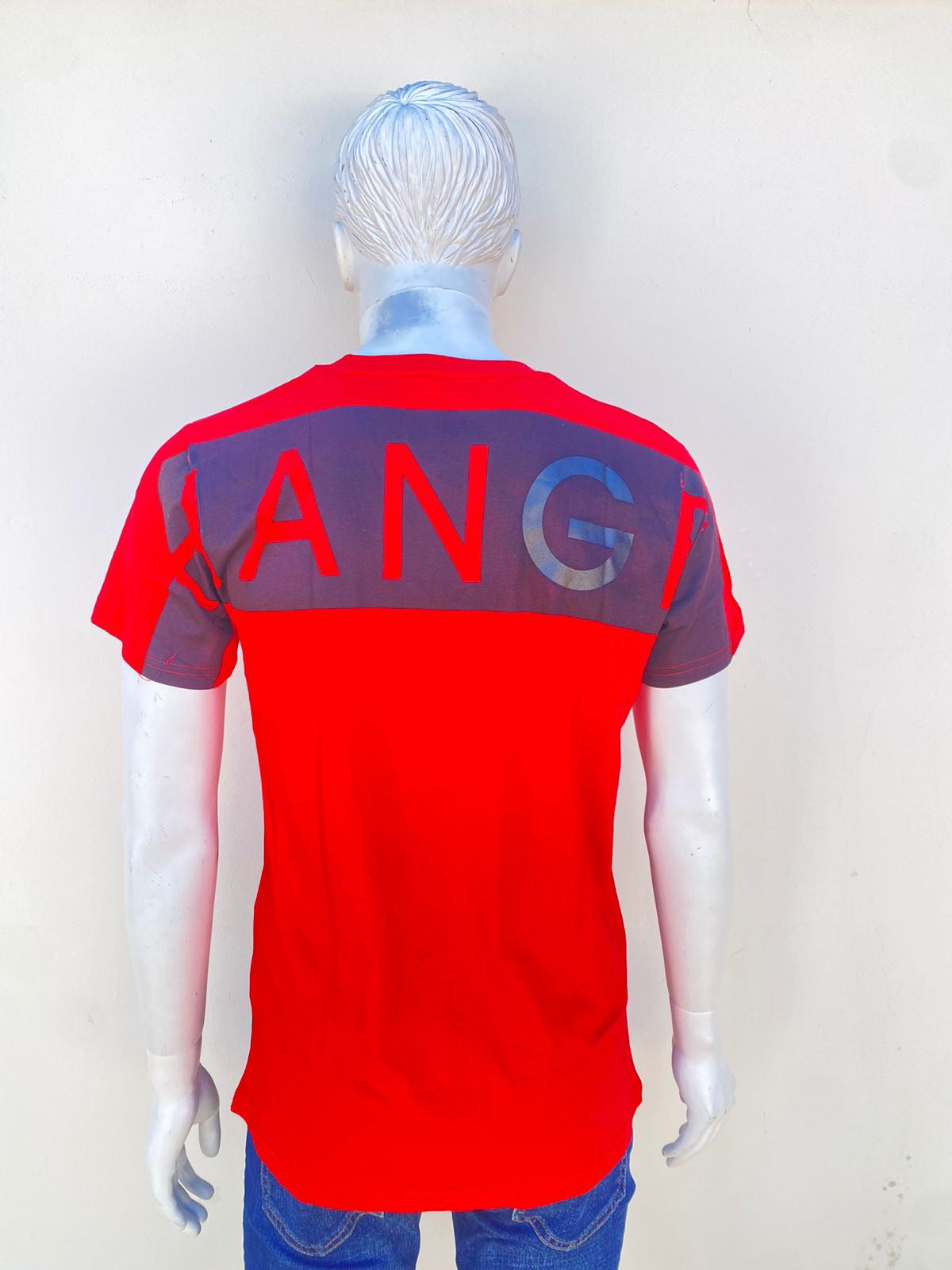 T-shirt Armani Exchange original rojo con letras de la marca en color negro.