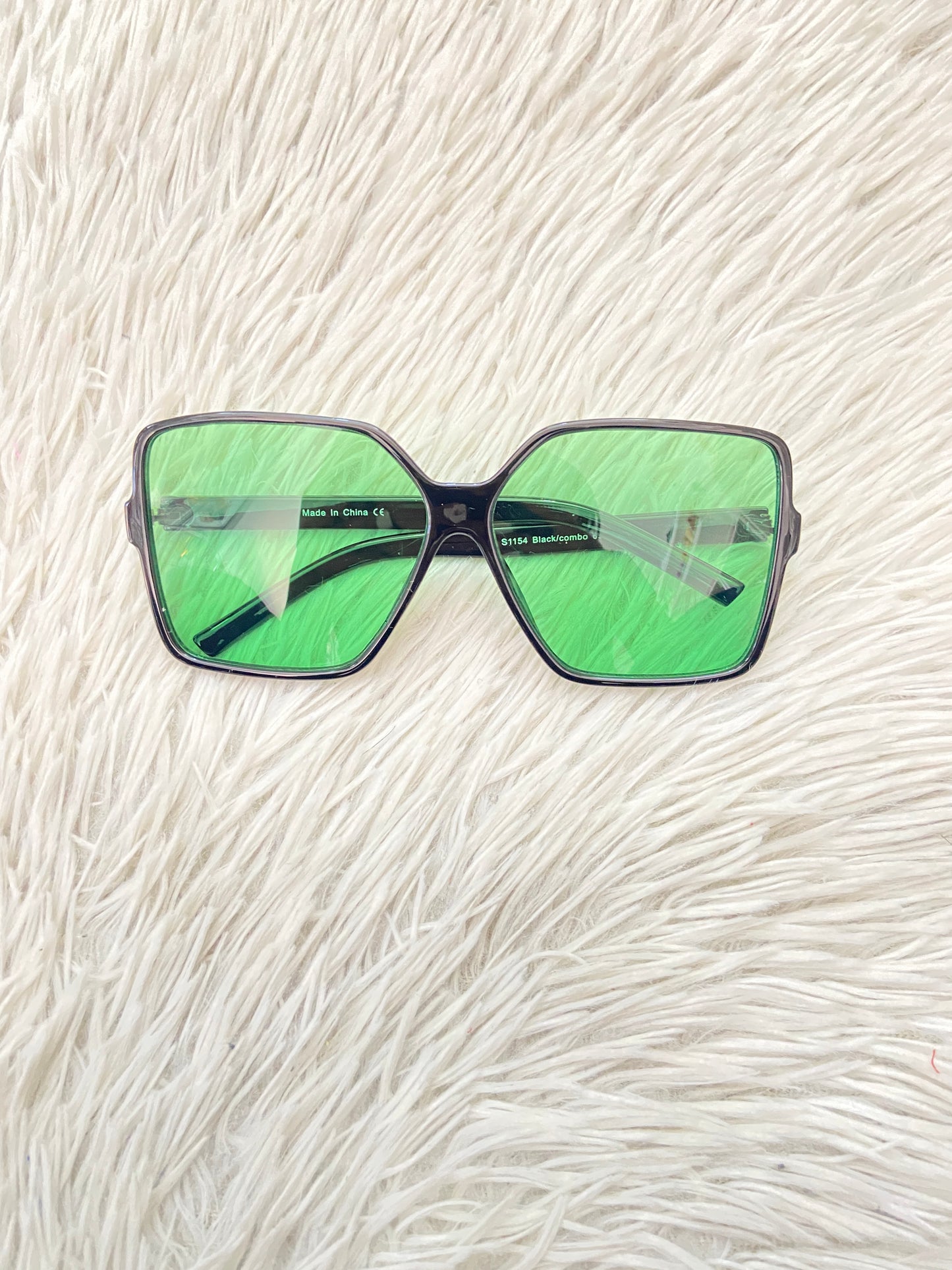 Lentes Fashion Nova original negro con micas verdes.