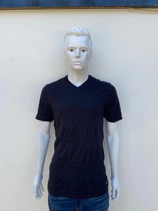 T-shirt Tommy Hilfiger Original en color negro con cuello V y logotipo de la marca abajo.