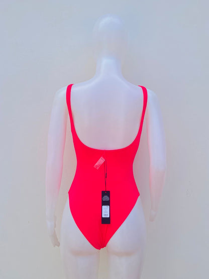 Biquini, rosado neón con escote en frente, una pieza.