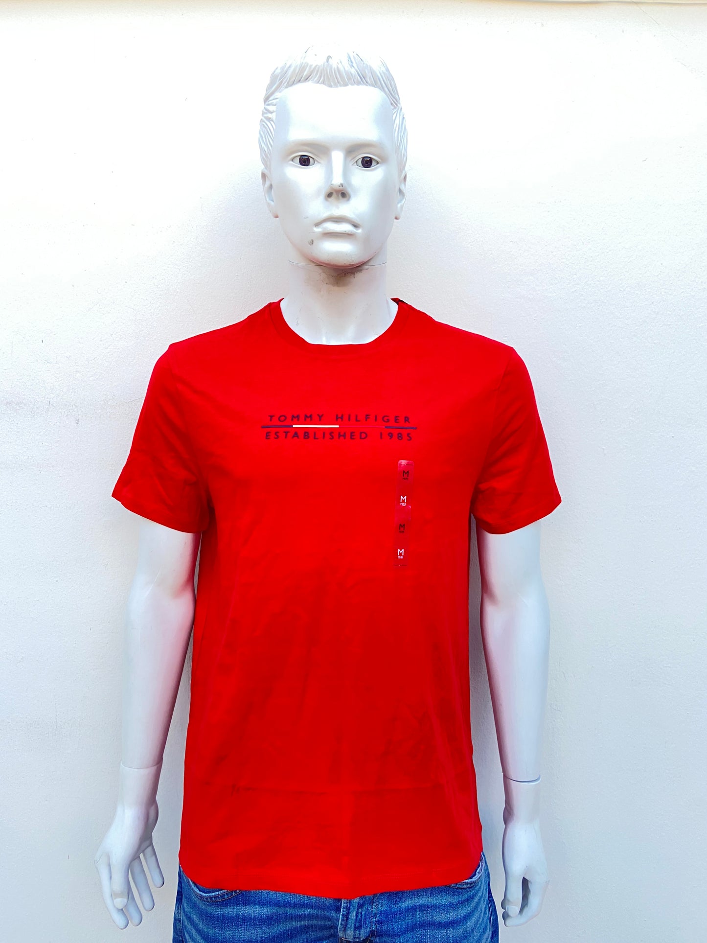 T-shirt Tommy Hilfiger original rojo con letras TOMMY HILFIGER en azul marino.