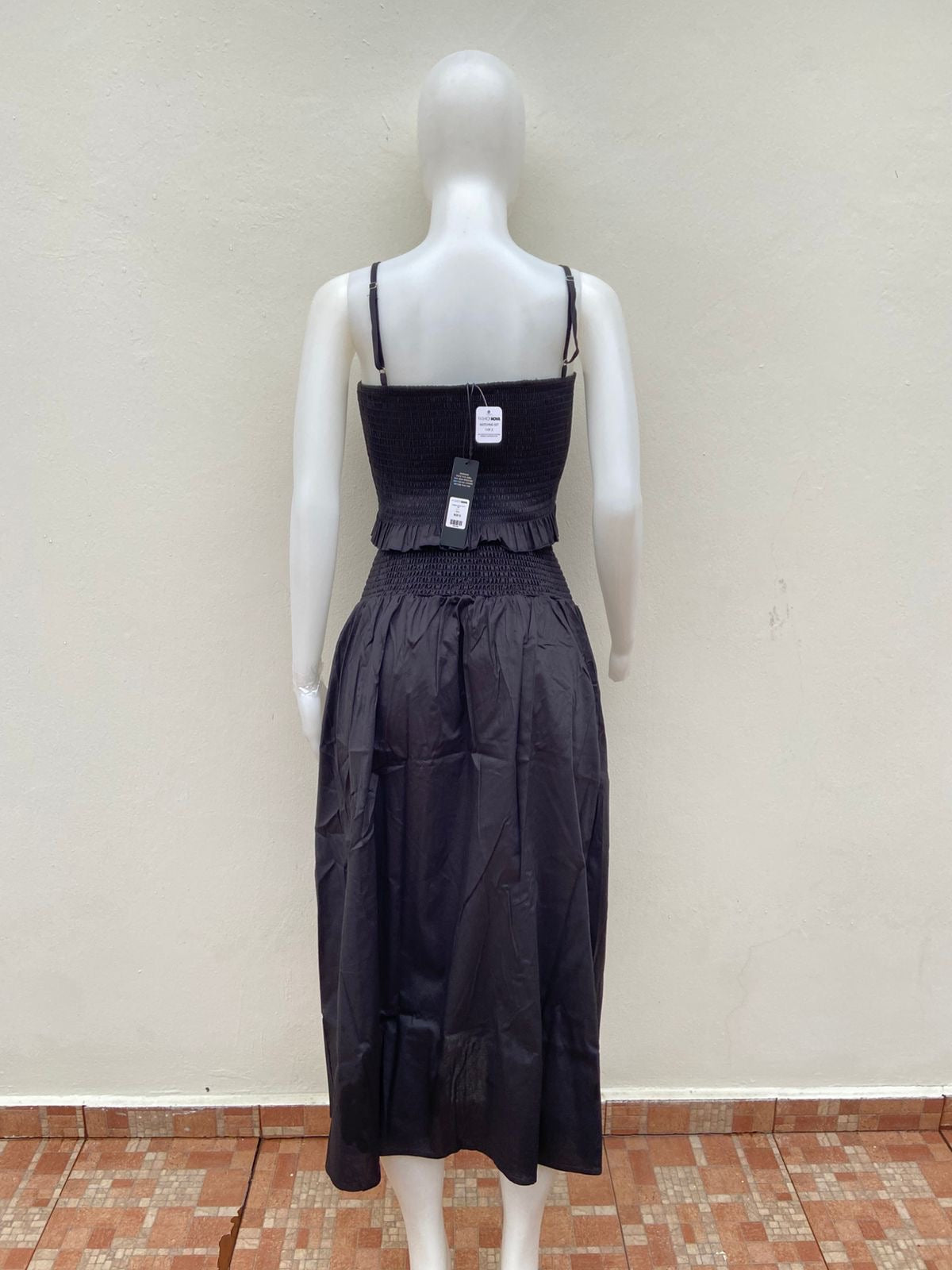 Conjunto, negro de falda larga y top.