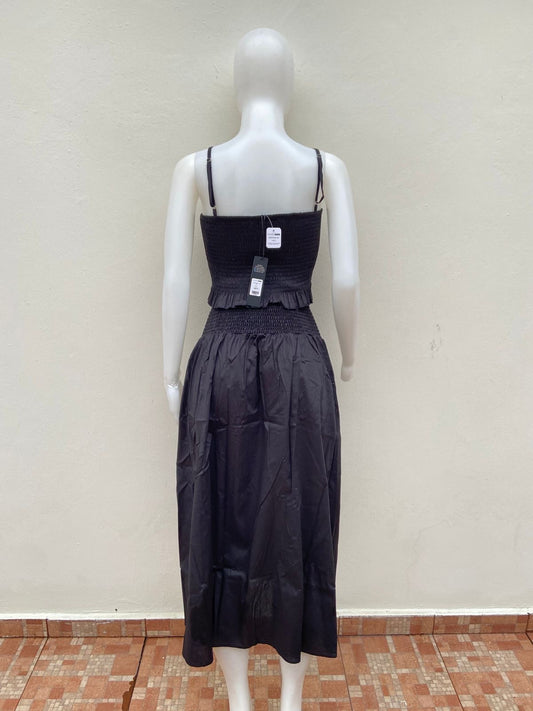 Conjunto, negro de falda larga y top.