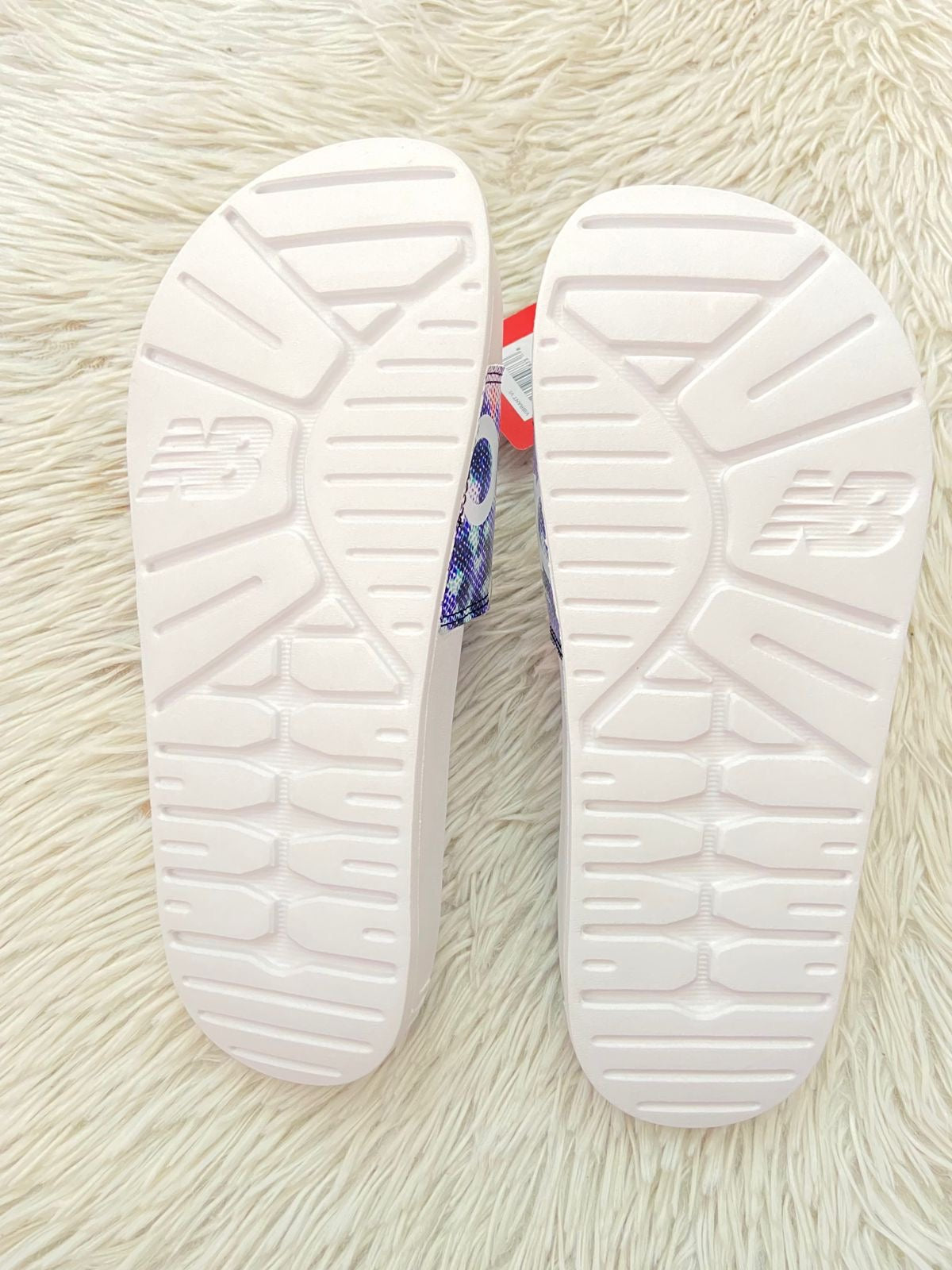 Sandalias NEW BALANCE original, azul claro con blanco y letras de la marca en frente.