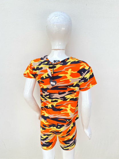 Conjunto naranja con camuflaje militar con amarrillo, crema y negro.