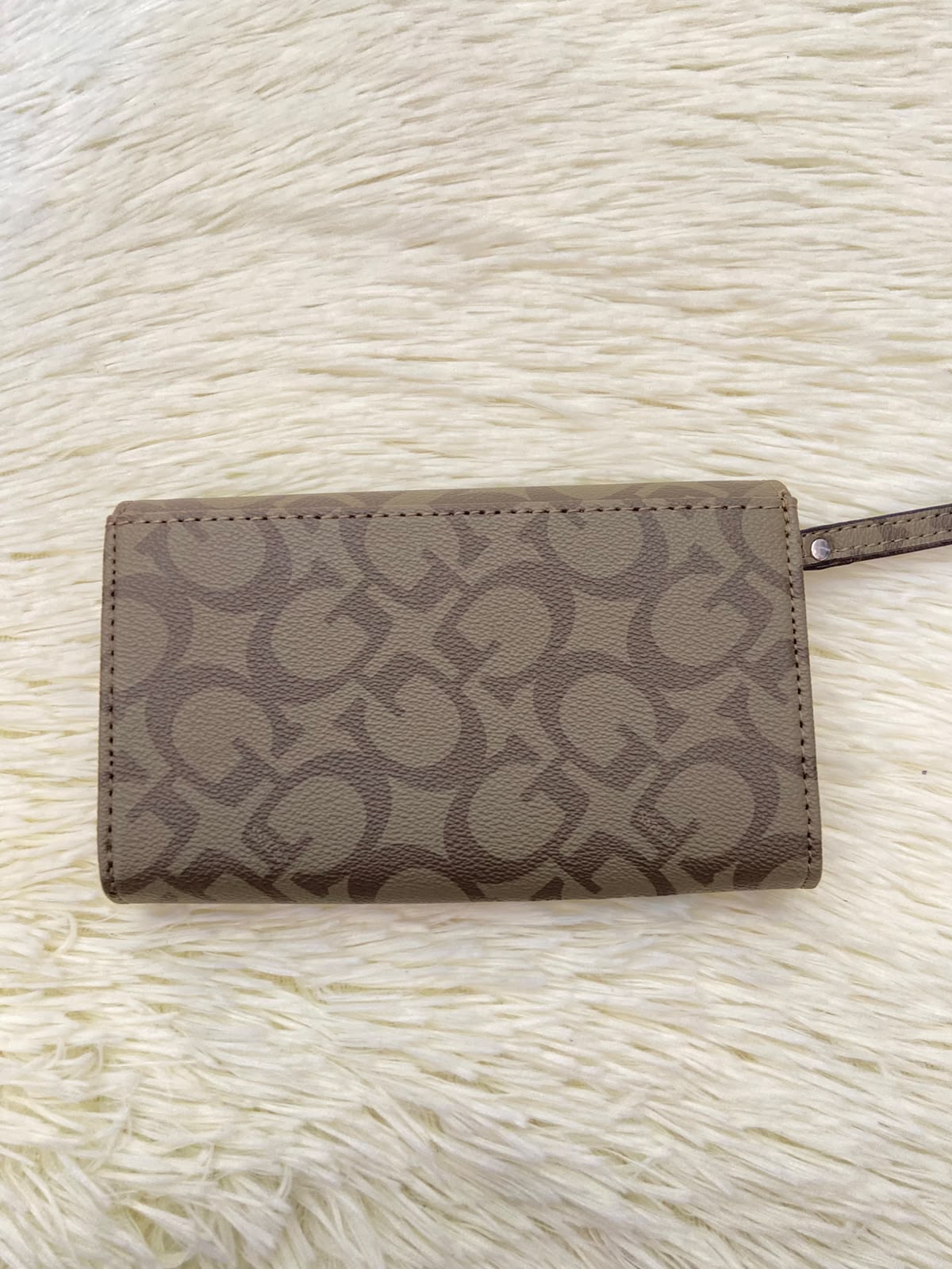 Monedero GUESS original, color verde militar con estampado G y placa GUESS en forma de triangulo en plateado.