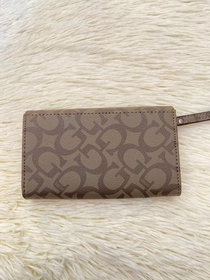 Monedero GUESS original, color verde militar con estampado G y placa GUESS en forma de triangulo en plateado.