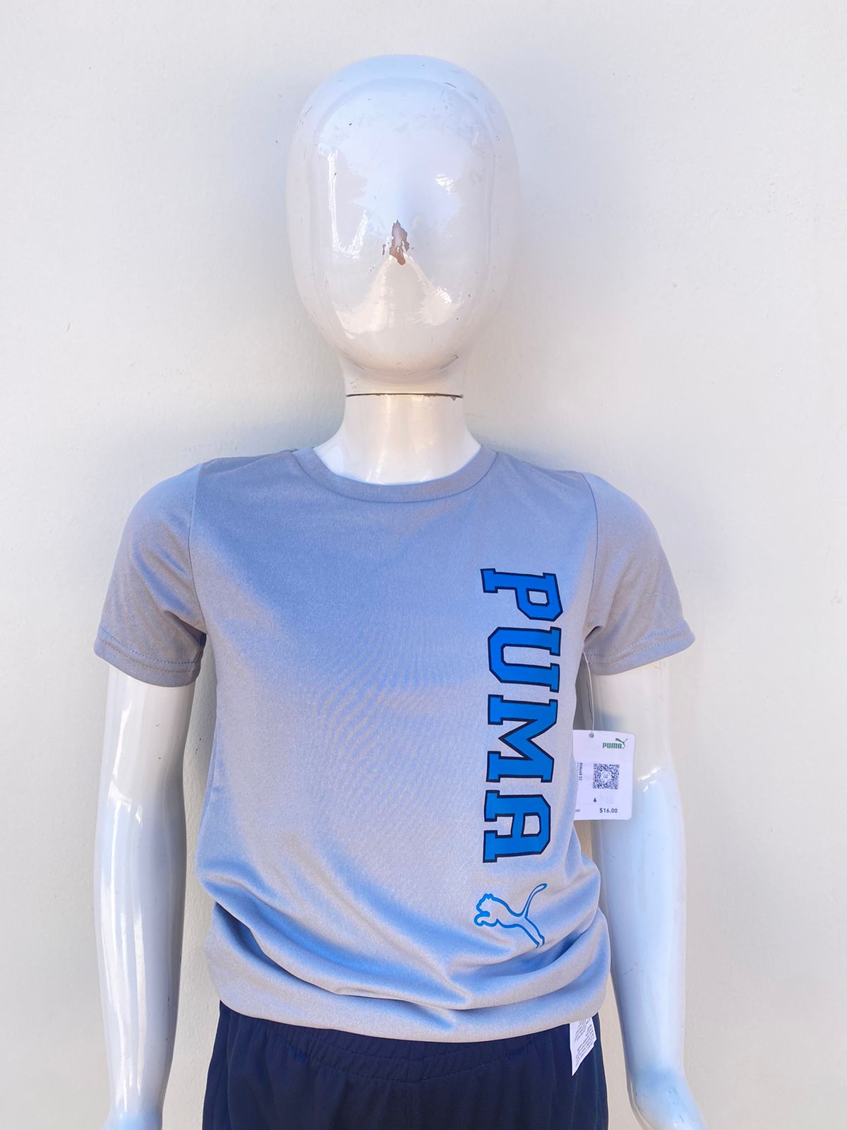 T-shirt Puma original gris con letras PUMA en azul.