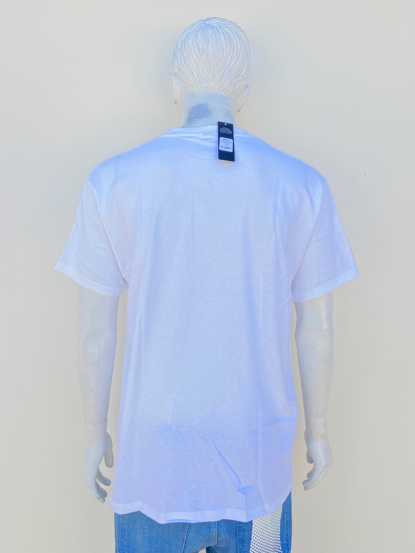 T-shirt, blanco con estampado de hombre en color verde y letras TRUST NO ONE.