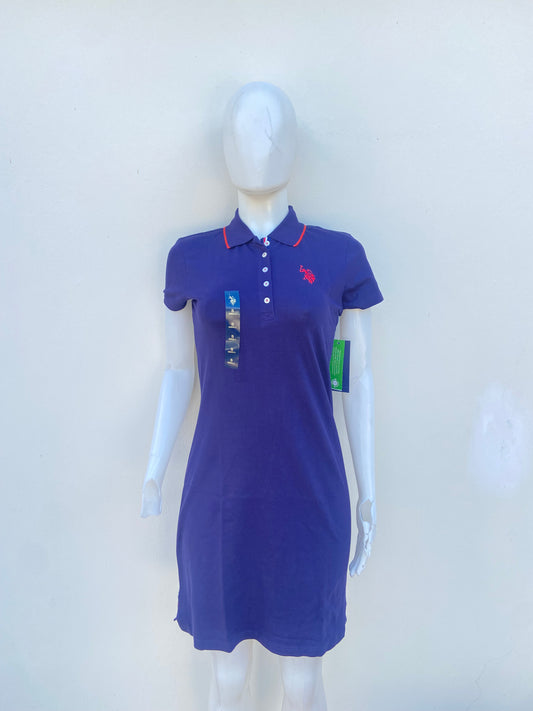 Vestido U.S POLO ASSN. original con cuello en color azul marino con logotipo de la marca al frente en color rojo