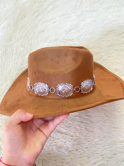 Sombrero, marron/caramelo con detalle de color plateado.