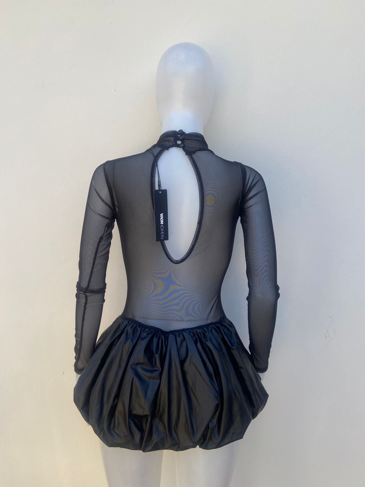 Vestido Mini Fashion Nova doblado burbuja. Cuello tipo mock • Tela transparente arriba