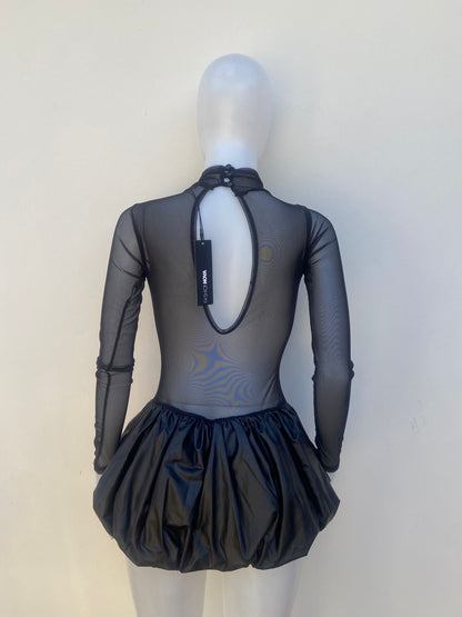 Vestido Mini Fashion Nova doblado burbuja. Cuello tipo mock • Tela transparente arriba