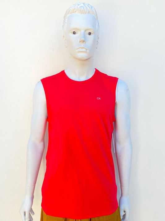 Franela CALVIN KLEIN original, roja con pequeño logotipo de la marca en color blanco.