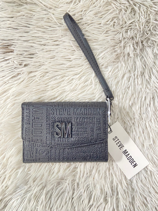 Monedero STEVE MADDEN Original negro con estampado de la marca y placa SM en frente.