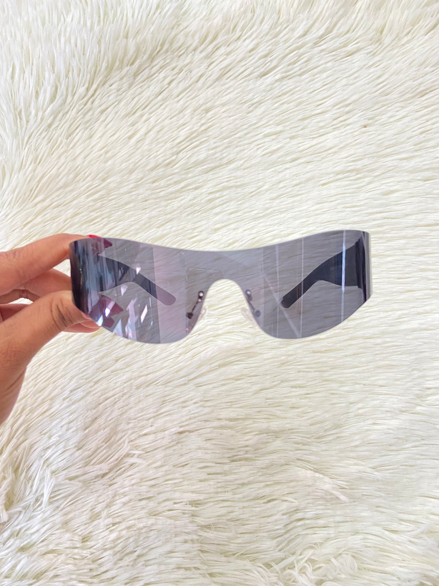 Lentes, negros curvos con detalles plateados en la montura.
