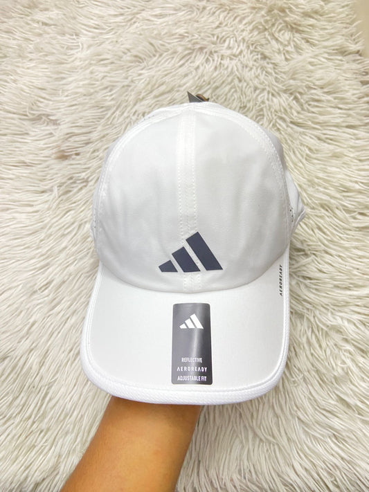 Gorra ADIDAS original blanca con logotipo de la marca al frente en color negro.