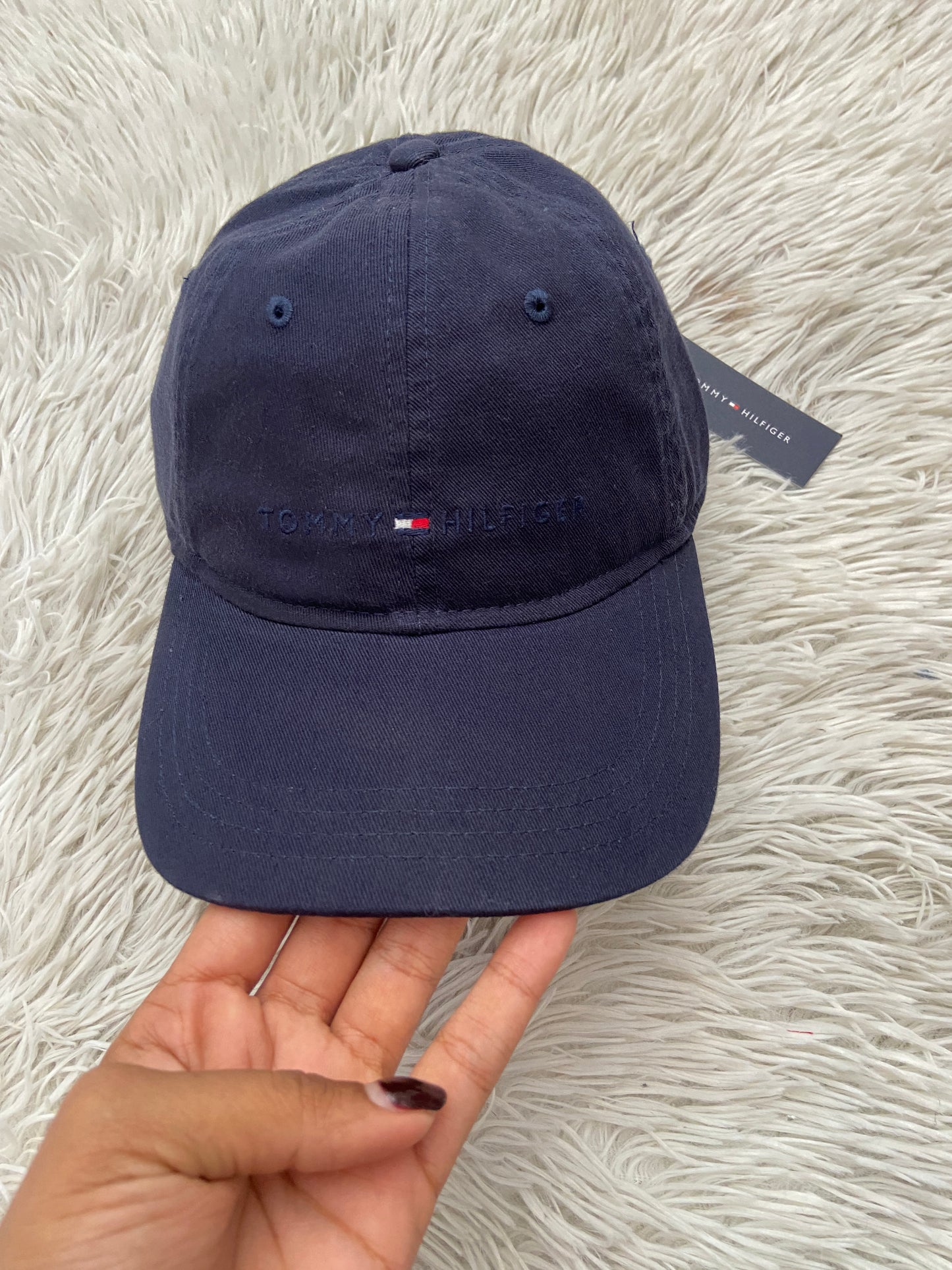 Gorra Tommy Hilfiger original azul marino con letras TOMMY HILFIGER en azul.