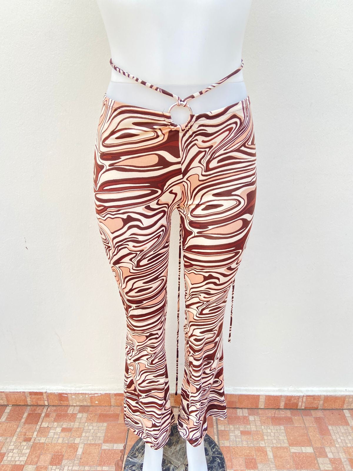 Pantalon Haute Monde Original, con estampado en tonos marrón, crema y diseño delantero