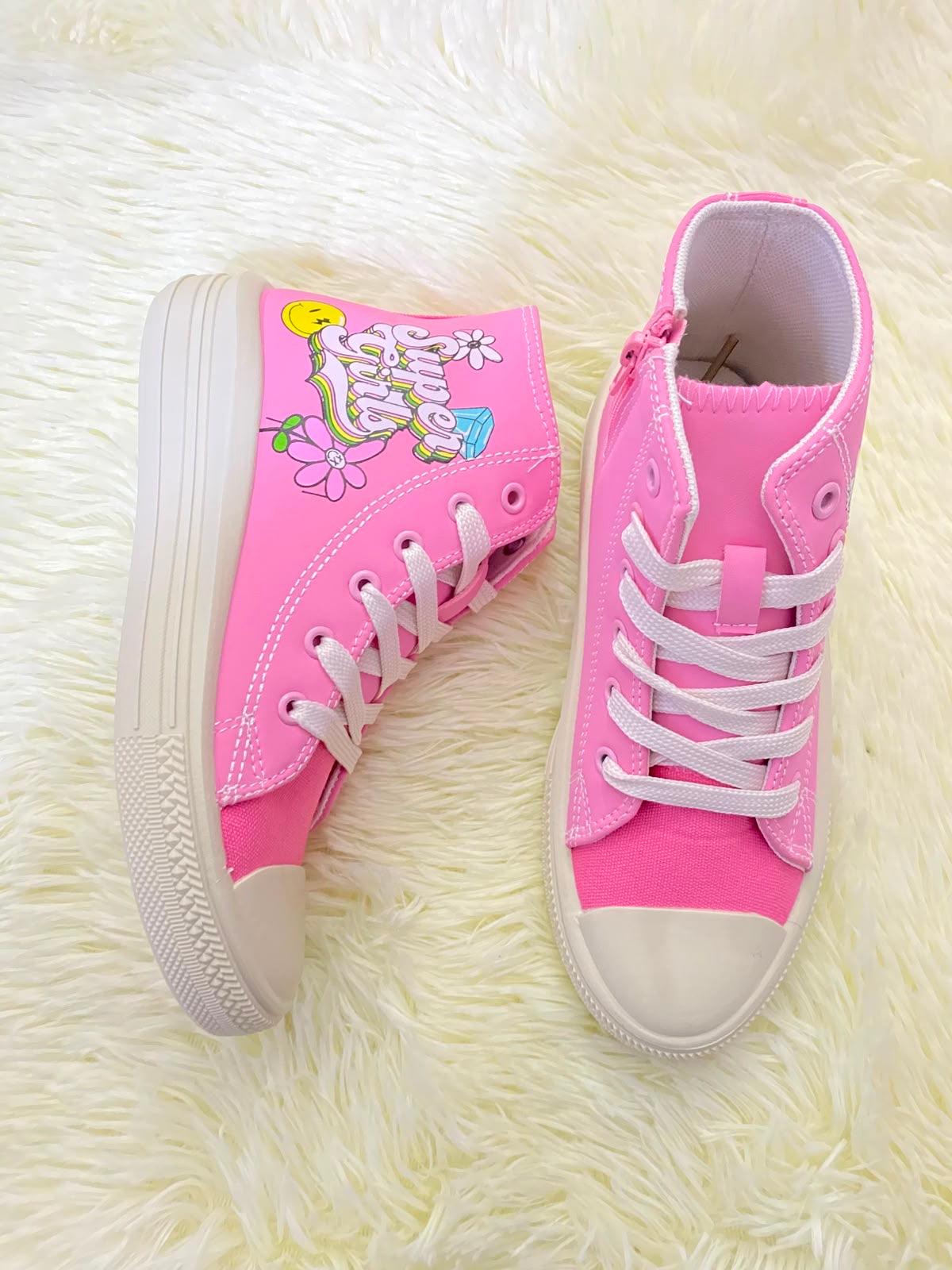 Tenis, rosados con suelas en color blanco y letras SUPER GIRLS y flores.