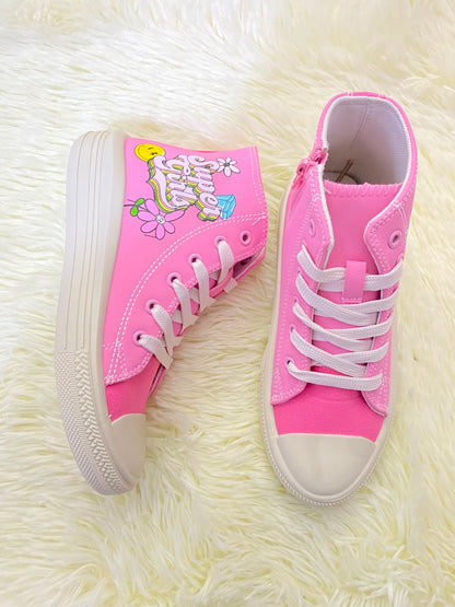Tenis, rosados con suelas en color blanco y letras SUPER GIRLS y flores.